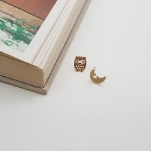Owl and Moon post earring in gold l minimalist animal jewelry