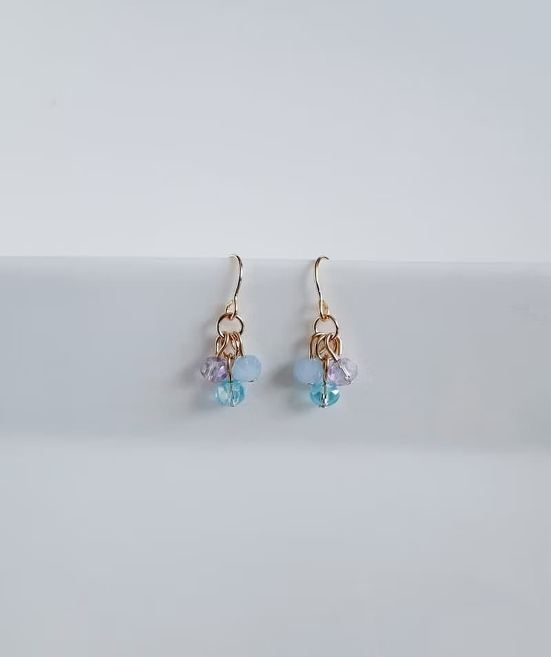 ガラスビーズのパープルブルー色のミニピアス 玻璃珠 生日禮物 シンプル 軽い アレルギー対応ピアスまたはイヤリング変更可能