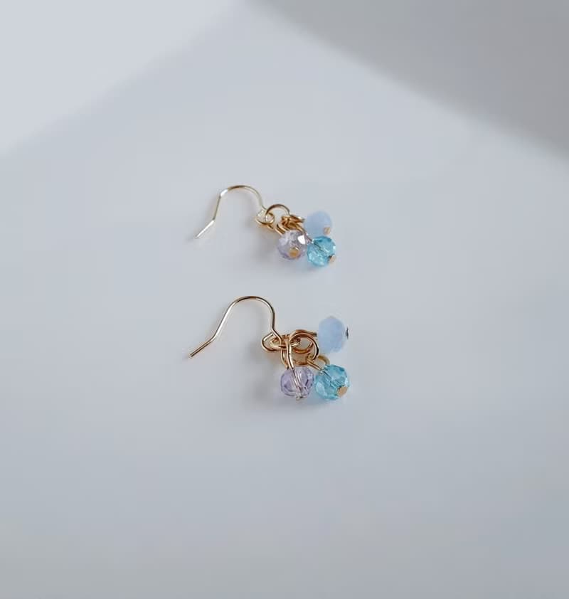ガラスビーズのパープルブルー色のミニピアス 玻璃珠 生日禮物 シンプル 軽い アレルギー対応ピアスまたはイヤリング変更可能