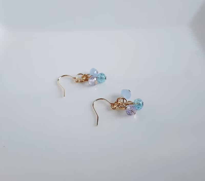 ガラスビーズのパープルブルー色のミニピアス 玻璃珠 生日禮物 シンプル 軽い アレルギー対応ピアスまたはイヤリング変更可能
