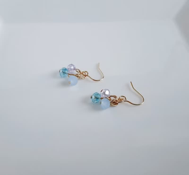ガラスビーズのパープルブルー色のミニピアス 玻璃珠 生日禮物 シンプル 軽い アレルギー対応ピアスまたはイヤリング変更可能