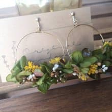 大自然をモチーフにしたお花たっぷりのフープイヤリング。hammock