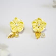 つまみ細工・手染め・二重梅のピアス・蠟梅