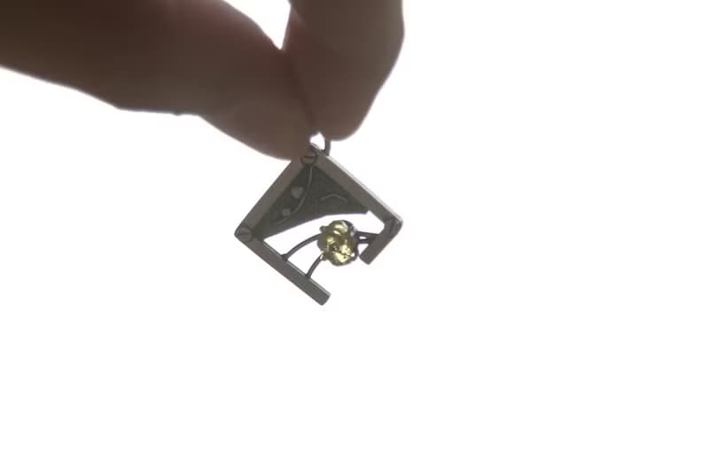 【琥珀系列】頂級緬甸金珀原礦 手工敲形 純銀鏤空幾何墜飾
