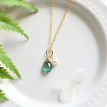 幸運と幸福 叡智を象徴する石 エメラルドと淡水パールのネックレス  5月誕生石