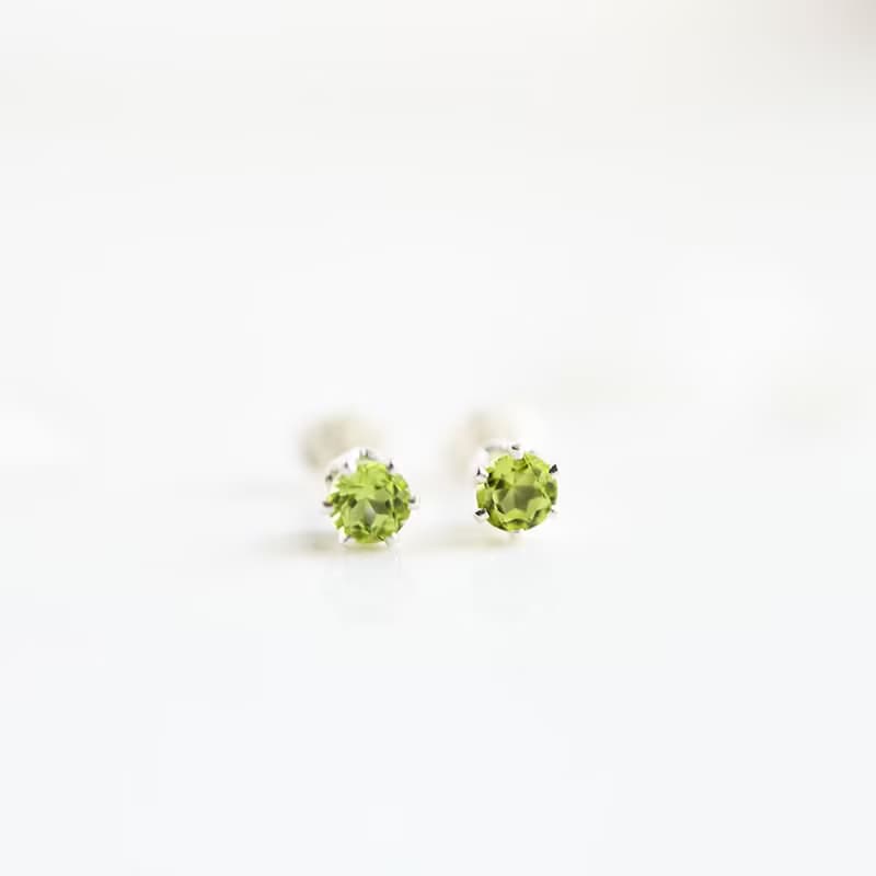 幸せ、夫婦間の愛、平和　ペリドットのスタッドピアス イヤリング 4mm 8月誕生石