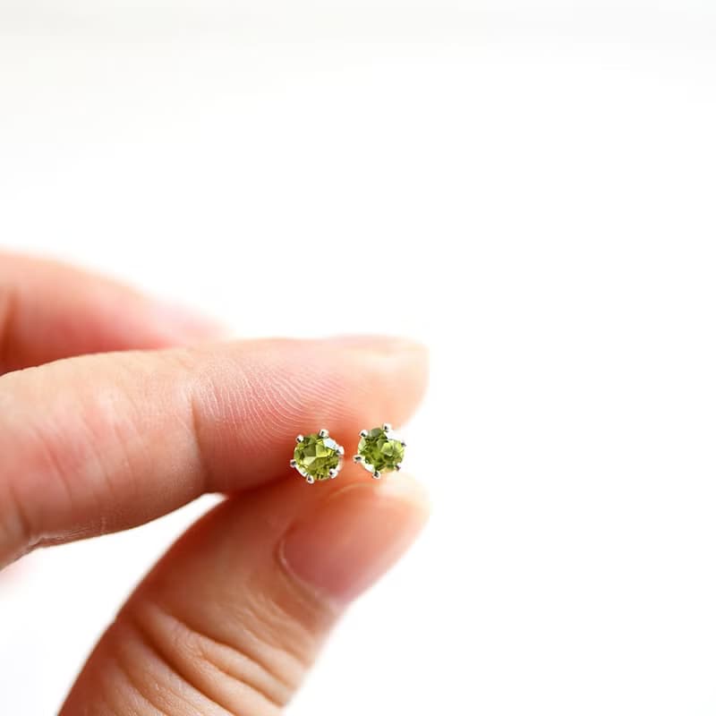 幸せ、夫婦間の愛、平和　ペリドットのスタッドピアス イヤリング 4mm 8月誕生石