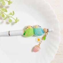 寄り添う2羽のなかよしインコちゃん 羊毛フェルト カスタムボールペン つがいのセキセイインコ いんこ 小鳥 ことり 鳥さん 鳥好き カラフル 筆記用具