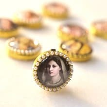 Button Cover 手作鈕扣飾~別致優雅~名畫系列: 披紗巾的少女