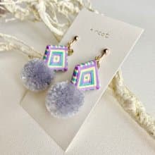糸巻きポンポン ピアス・イヤリング【パープル×イエロー×エメラルド】