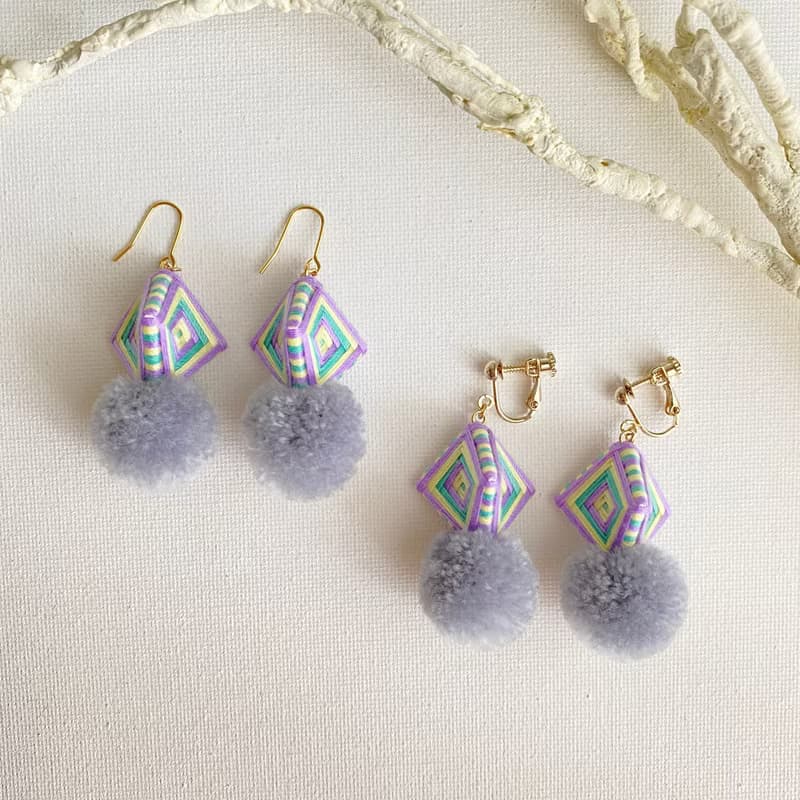 糸巻きポンポン ピアス・イヤリング【パープル×イエロー×エメラルド】