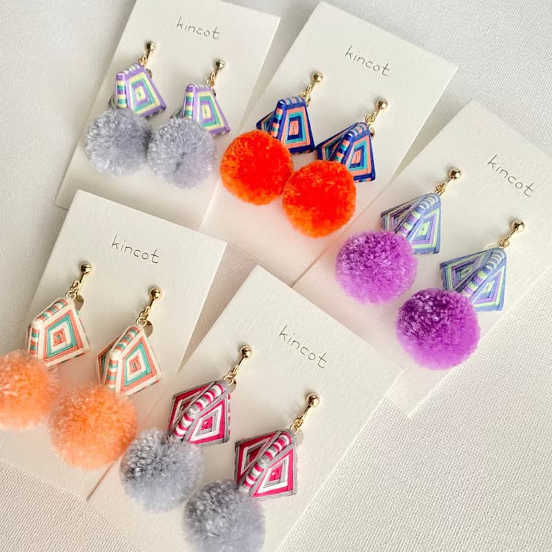 糸巻きポンポン ピアス・イヤリング【パープル×イエロー×エメラルド】