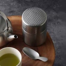 日本下村KOGU 日製18-8不鏽鋼錘目紋茶葉罐(附茶匙)-大