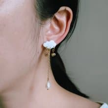 bi playful//一舊雨雲淡水珍珠雨水造型手工軟陶小耳釘