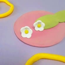 偶數花朵系列 耳環 - 沙粒白 小白花 貼耳 小花 (耳針 / 耳夾)
