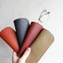スリムな眼鏡ケース   【シックなオイルレザー4色】【 無料カスタム : 名入れ / 刺繍 / 糸色】 / 日本製 / ギフト対応ola-30