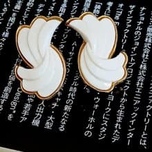 vintage jewelry  Trifari 古典白色賽珞珞 羽翼意象 夾式耳環