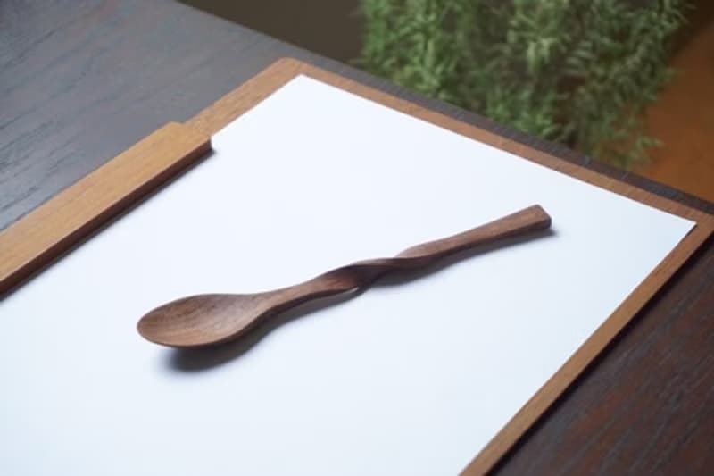 ひねった木のスプーン, ウォルナット