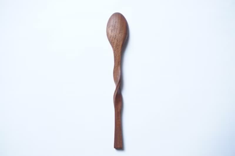 ひねった木のスプーン, ウォルナット