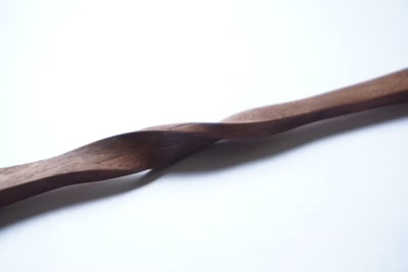 ひねった木のスプーン, ウォルナット