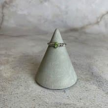 |鑲嵌珠寶| 橄欖石 鑲嵌寶石圓形扭紋戒指 一物一圖