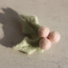 羊毛氈冬青別針 雪白粉 聖誕禮物 交換禮物 現貨款 可直接下標