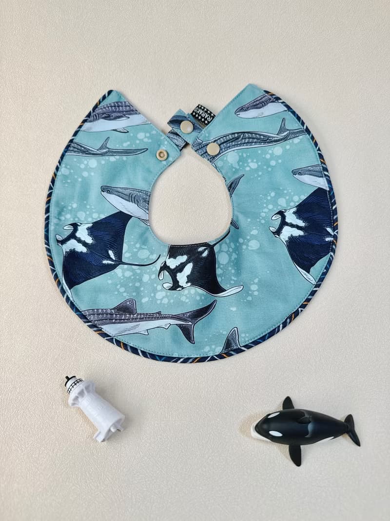 。海洋世界。手工寶寶雙面圍兜   彌月禮物 週歲禮物 鯨魚 魟魚