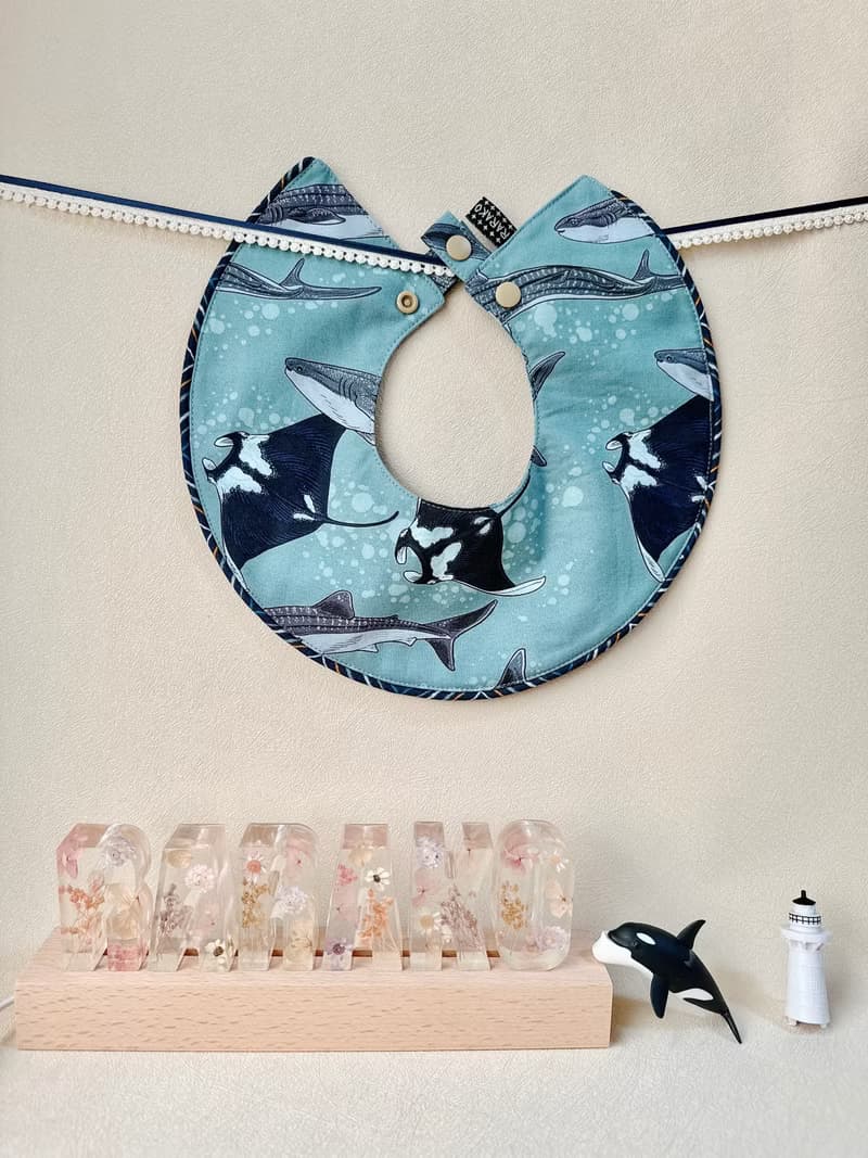 。海洋世界。手工寶寶雙面圍兜   彌月禮物 週歲禮物 鯨魚 魟魚