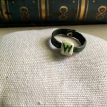 戒指 日本白瓷 自然釉色 無限看不膩色調 真皮革 字母系列