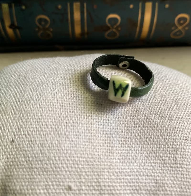 戒指 日本白瓷 自然釉色 無限看不膩色調 真皮革 字母系列
