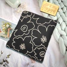 袋物系列-日本布北歐黑底白花罌粟花L型拉鍊袋鋪棉-電子書保護套