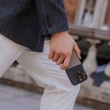 磁吸壓紋皮革手機殼 iPhone 16系列 — 海軍藍/礫石灰