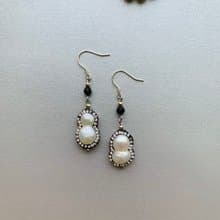 淡水珍珠鑲嵌水晶鑽、黑瑪瑙、925銀耳勾 (雙珠連體款)