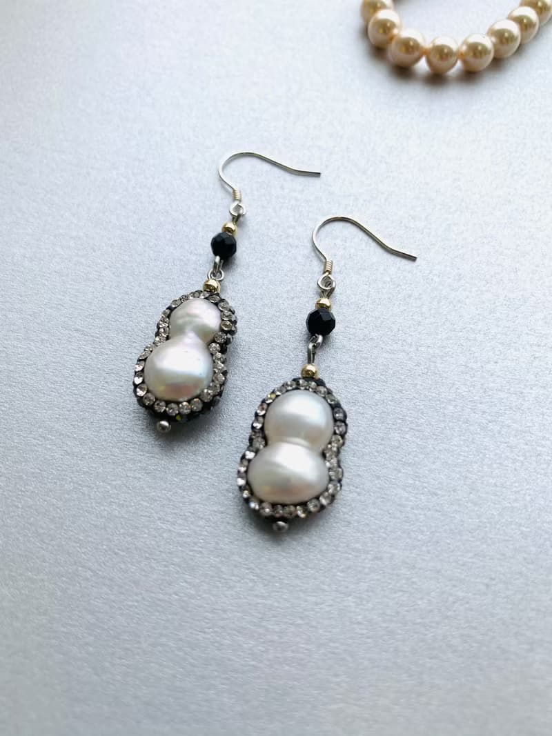 淡水珍珠鑲嵌水晶鑽、黑瑪瑙、925銀耳勾 (雙珠連體款)