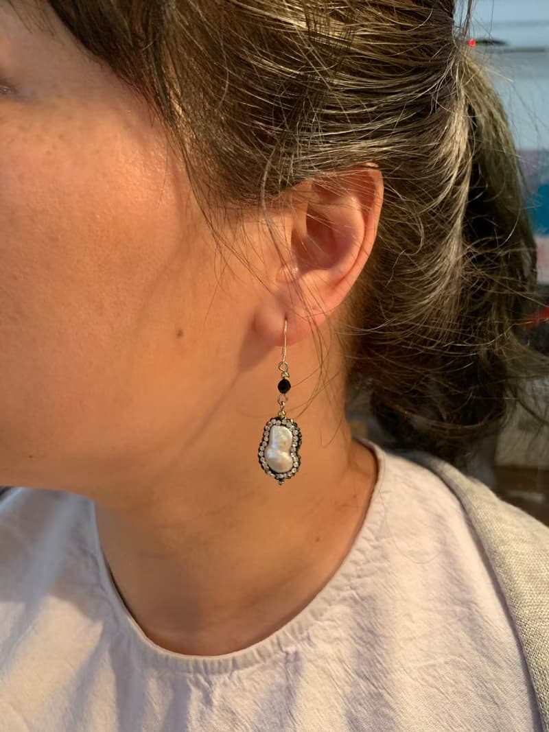 淡水珍珠鑲嵌水晶鑽、黑瑪瑙、925銀耳勾 (雙珠連體款)