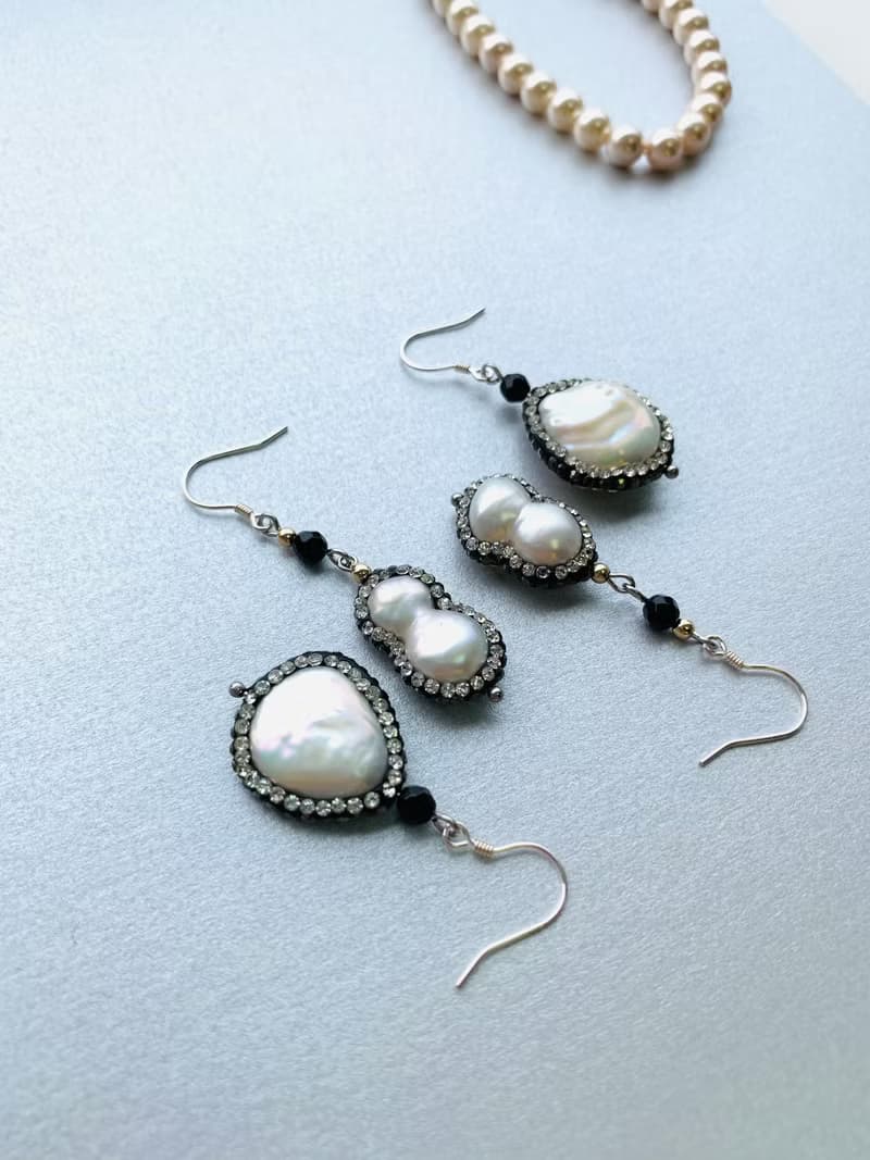 淡水珍珠鑲嵌水晶鑽、黑瑪瑙、925銀耳勾 (雙珠連體款)