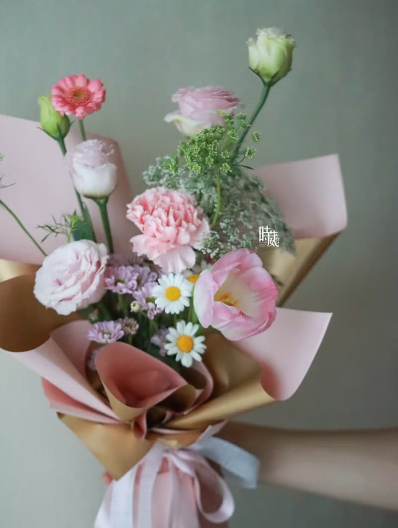 溫柔如妳 粉嫩金奢 康乃馨 鬱金香 鮮花花束/限台中地區