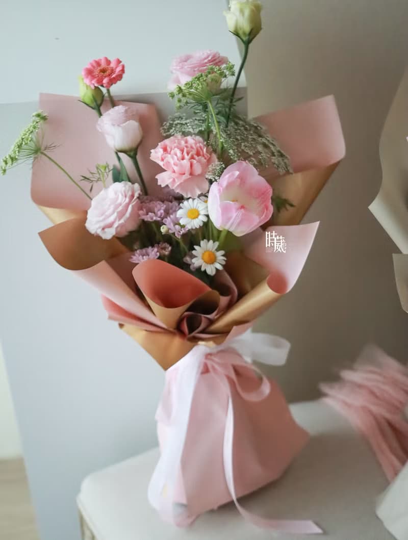 溫柔如妳 粉嫩金奢 康乃馨 鬱金香 鮮花花束/限台中地區