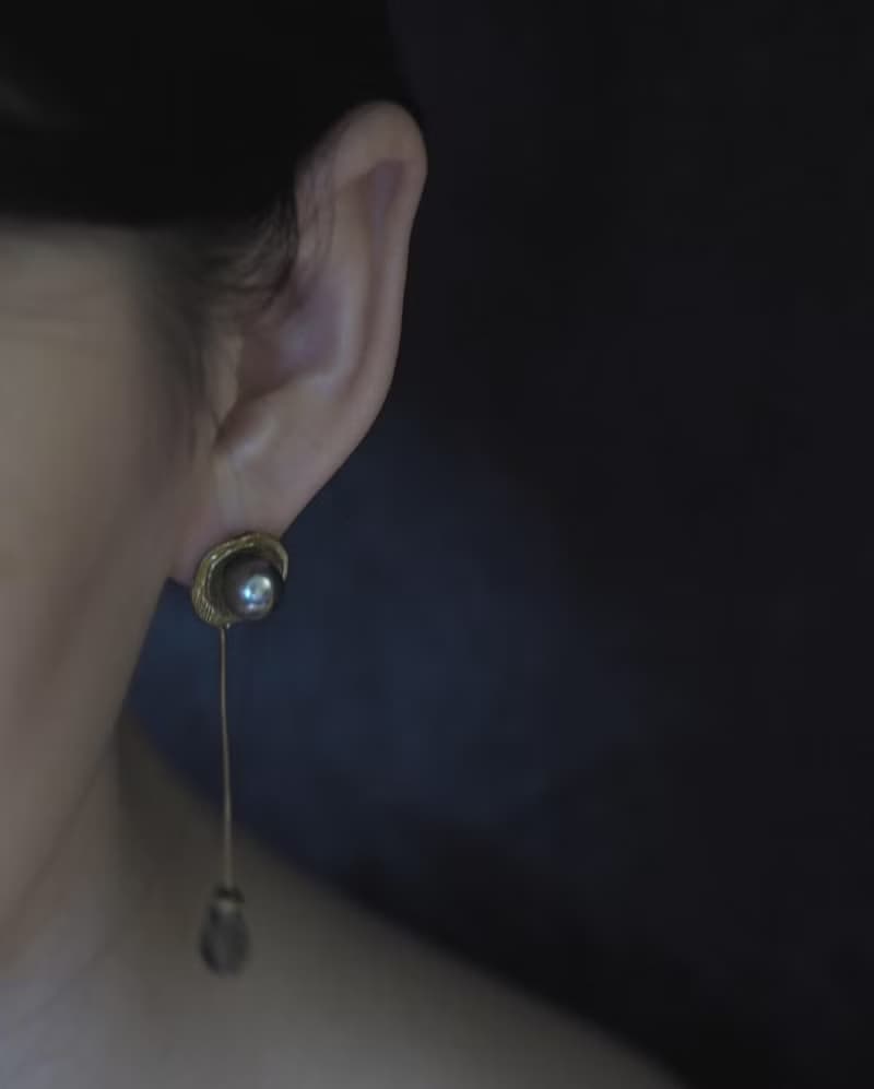 薄霧灰珍珠 黃銅垂墜耳環