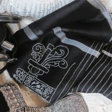 預購品 免費手綉字母 手工刺繡百搭真絲羊毛薄圍巾 - 建築美學