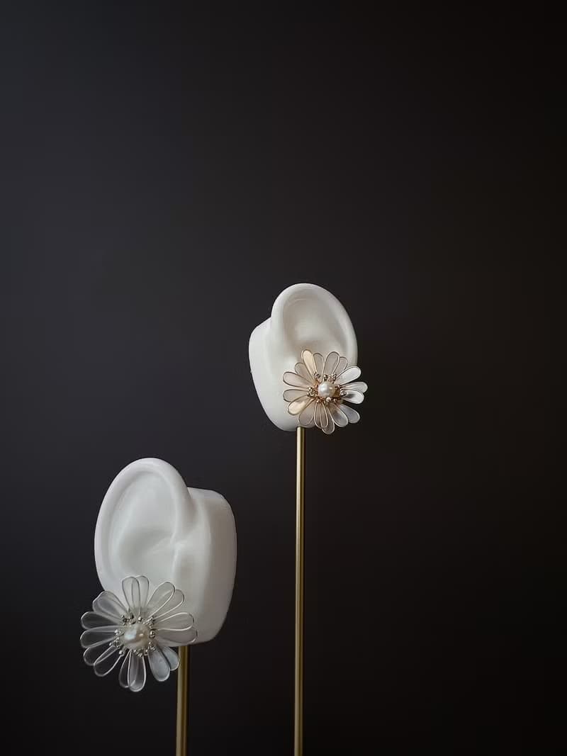 瑪格麗特 金 貼耳式樹脂耳環