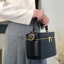 【 日本直送　名牌中古包 】VALENTINO GARAVANI ヴァレンティノ ガラヴァーニ ハンドバッグ ブラック レザー ロゴチャーム 58zrvp