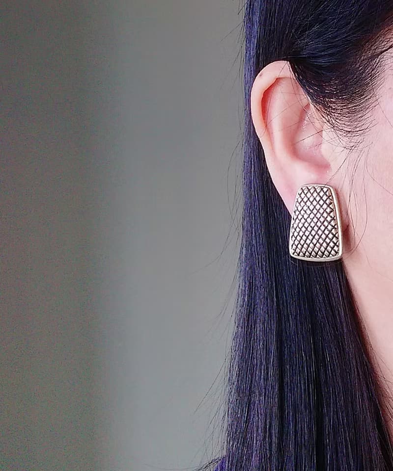 vintage jewelry  ELLEN TRACY 古典金屬網格紋 夾式耳環