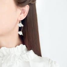 揺れるスパンフラワー　ピアス・イヤリング　レース編み　編みこみ　ガラスビーズ