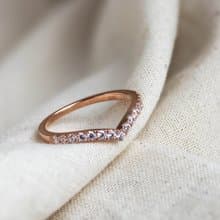 【熱賣款】經典V型鑽石線戒 • 純銀厚鍍18K金 • 日常婚戒