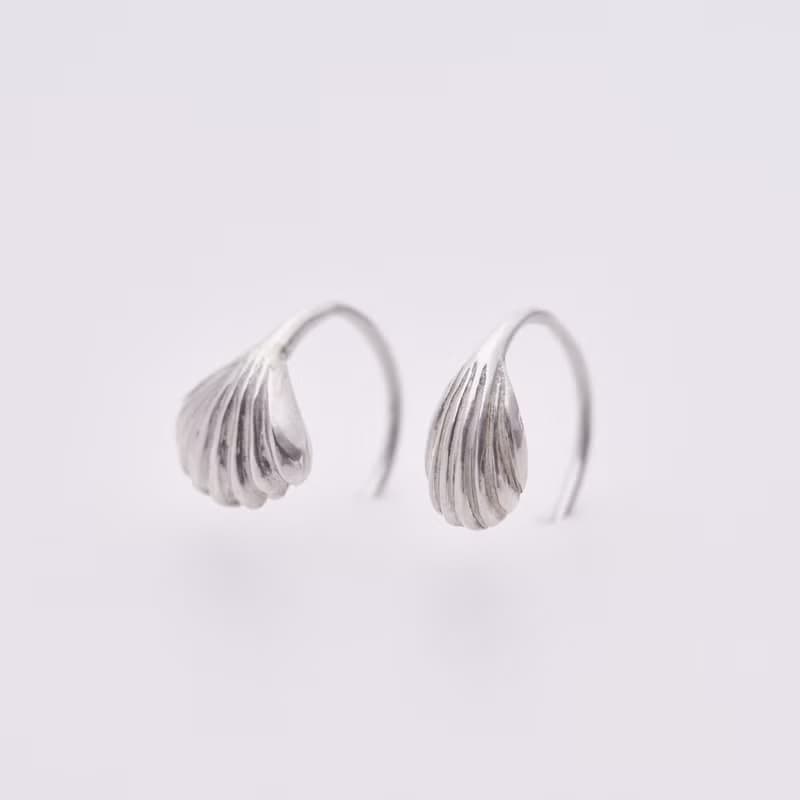小貝殼U型耳環 shaped shell earrings