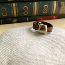 戒指 日本白瓷 自然釉色 無限看不膩色調 真皮革 字母系列