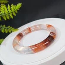 冰透鴆羽幽靈水晶手鐲58MM 彩虹星光牛血紅膠花水晶手環 助事業運
