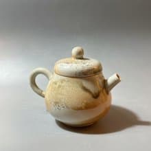柴燒瓷土重落灰正把茶壺  / 小平凡手作