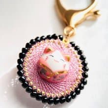 粉紅色招財貓幾何圖案日式鑰匙圈 漫畫風格貓粉紅金